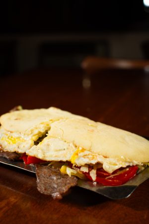 Especial  Pan, bife de lomo de ternera o pollo, chimichurri, queso, lechuga, tomate, aji, morrón, huevo y mayonesa casera
