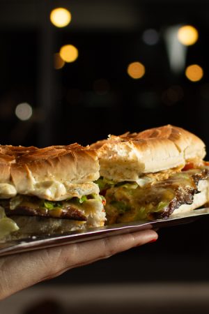 Simple  Pan, bife de lomo de ternera o pollo, chimichurri, queso, lechuga, tomate y mayonesa casera